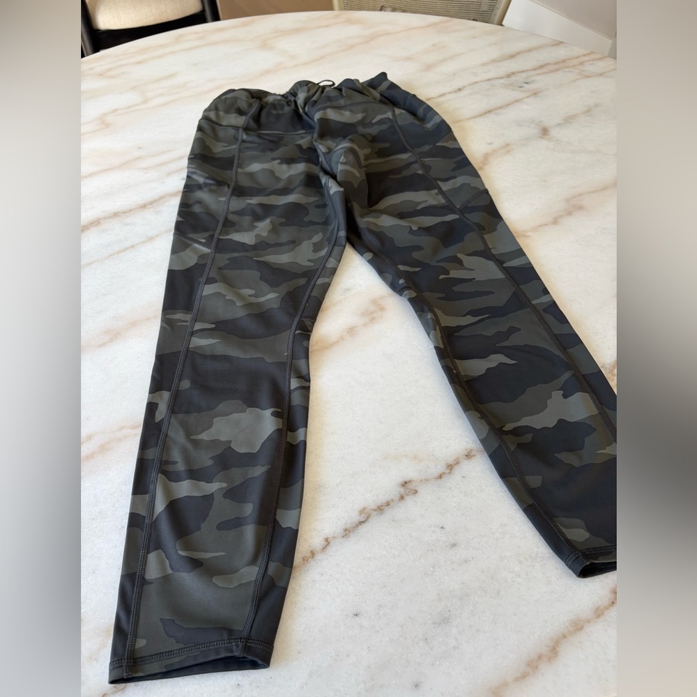 Athleta size large Camo contender 7/8 leggings